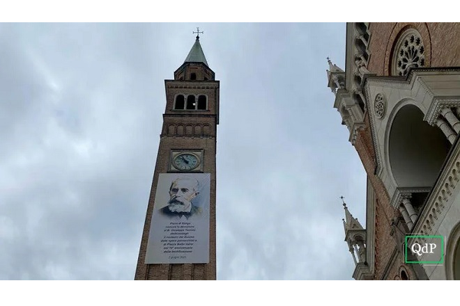 Issato un grande striscione per il Beato Giuseppe Toniolo sul campanile del Duomo. L’arciprete: “Dedichiamo a lui i lavori di restauro”