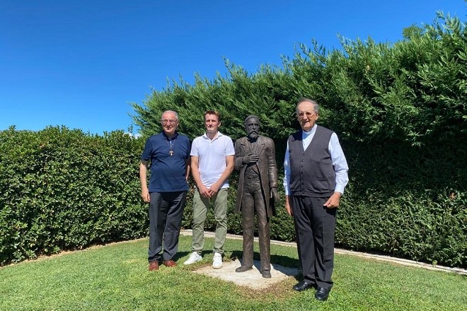 Il cardinale Stella ha benedetto la statua dedicata a Giuseppe Toniolo a casa di Francesco Bortolini